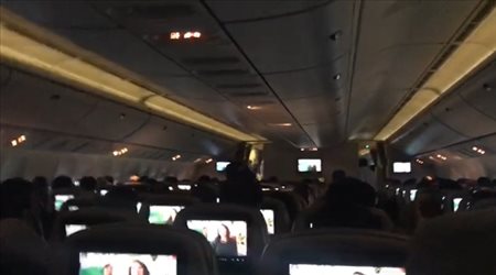 احد رحلات الخطوط لسعودية القادمة الى موسكو تتحول الى مدرج اخضر لدعم المنتخب السعودي في كأس العالم