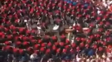 جماهير كرواتيا من شرفة رئيسة البلاد كوليندا كيتاروفيتش