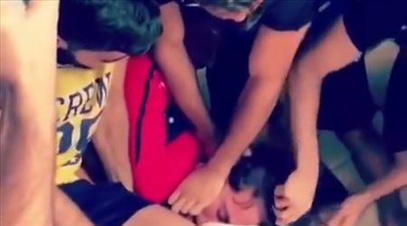 عمر السومة يقتحم غرفة صديقه ويحلق شعره