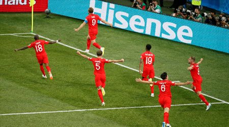 هاري كين يحتفل بتسجيل الهدف الثاني لمنتخب إنجلترا في الوقت القاتل