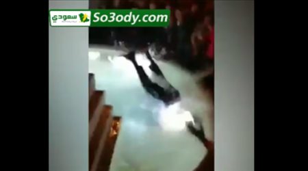 رئيس نادي روما يقفز في الماء بعد الفوز التاريخي على برشلونة