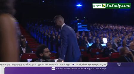 راموس يداعب محمد صلاح عقب تسلمه جائزة افضل مدافع في اوروبا