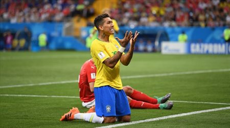 حزن فيرمينو بعد فشل تسجيل الهدف الثاني لمنتخب البرازيل