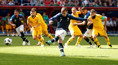 أنطوان جريزمان ينفذ ركلة جزاء في مباراة فرنسا وأستراليا