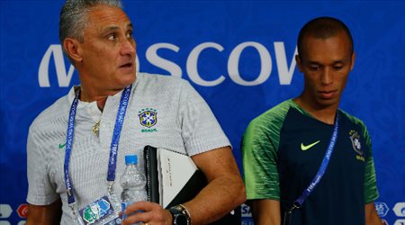 ميراندا قائد البرازيل أمام صربيا وميسي أمام لوحة عملاقة رونالدو