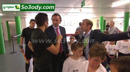 بيتزي يعترض على تأخر نزول منتخب بيرو لأرض الملعب