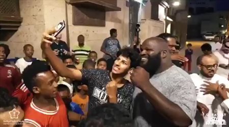 نجما المصارعة موجو راولي ومارك هنزي يزوران منطقة جدة التاريخية