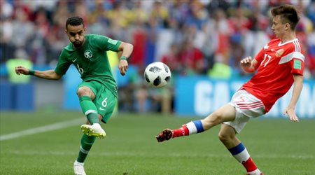 محمد البريك وجولوفين في مباراة روسيا والسعودية بكأس العالم