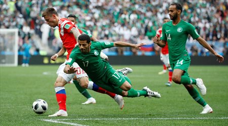 تيسير الجاسم وعبد الله عطيف وسمولوف في مباراة روسيا والسعودية بكأس العالم