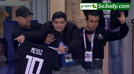 مارادونا يقبل تيشيرت ميسي و يقود الجماهير الارجينتنية في المدرجات