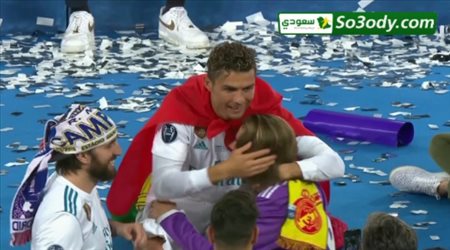 هل هي لحظة النهاية.. كريستيانو رونالدو يودع زملاءه في الريال