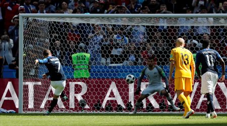 أنطوان جريزمان ينفذ ركلة جزاء في مباراة فرنسا وأستراليا