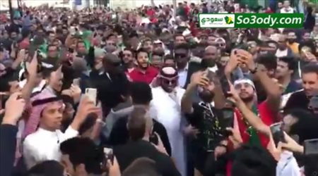 تجمهر الجمهور السعودي حول المستشار تركي أل شيخ في روسيا
