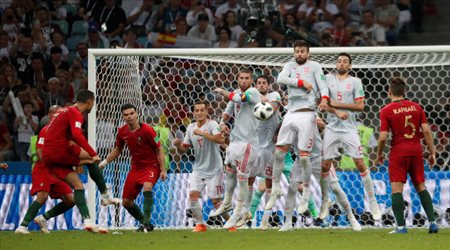 كرستيانو رونالدو لحظة تسجيل الهدف الثالث في مباراة البرتغال وإسبانيا