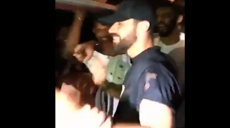 لاعبو الأهلي يغنون لعبد الله السعيد وهوساوي يقود المزمار