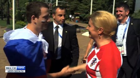 رئيسة كرواتيا تخطف الأنظار في شوارع سوتشي وتلتقط الصور مع المارة