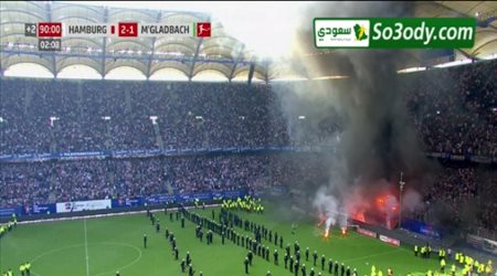 جماهير هامبورج تشعل النيران في المدرجات