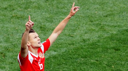 تشيرشيف يحتفل بهدفه في مباراة روسيا والسعودية بكأس العالم