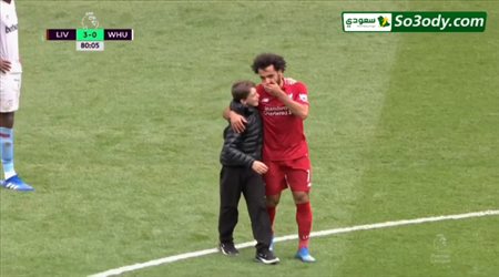 مشجع يقتحم ملعب مباراة ليفربول وويست هام ليعانق محمد صلاح .. الدوري الانجليزي