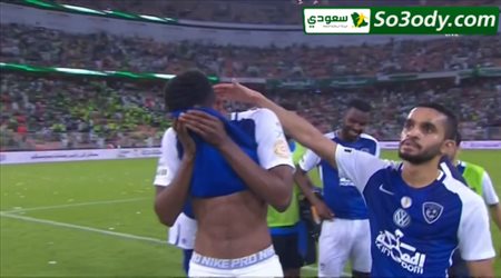 بعد فرصته المهدرة امام الاهلي .. لاعب الهلال ينغمر في البكاء