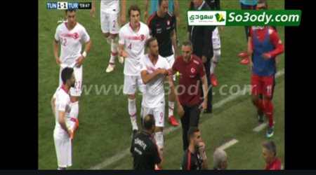 لاعب تركي يشتبك مع جماهيره و يتسبب في طرده اثناء مباراة تونس و تركيا