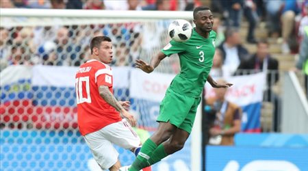 أسامة هوساوي وسمولوف في مباراة روسيا والسعودية بكأس العالم