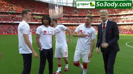 تكريم فينجر بعد مباراة ارسنال و بيرنلي