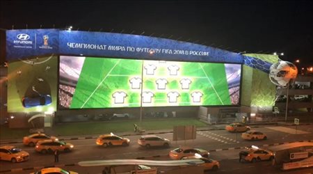 شاشة عملاقة ترحب بضيوف كأس العالم في مطار موسكو .. وتعرض لقطات واهداف نجوم المونديال