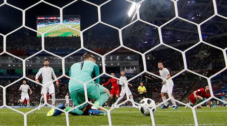 دي خيا يتابع دخول كرة رونالدو في الشباك في مباراة البرتغال وإسبانيا