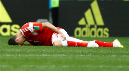 إصابة دزاجيوف في مباراة روسيا والسعودية بكأس العالم