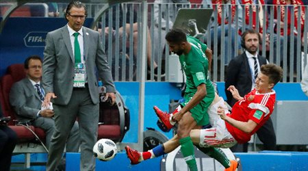 خوان بيتزي وسلمان الفرج وجولوفين في مباراة روسيا والسعودية بكأس العالم