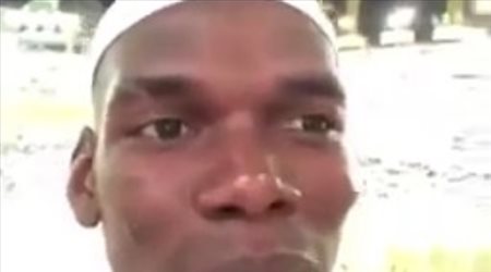 بوجبا يؤدي مناسك العمرة