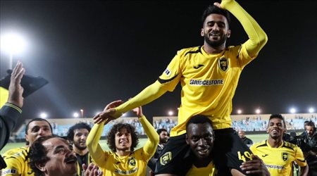 احتفال لاعبو الهلال بالتأهل لنهائي كأس خادم الحرمين الشريفين