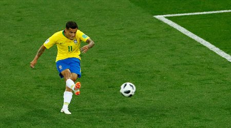 لحظة تسديد كوتينيو لكرة الهدف الأول لمنتخب البرازيل