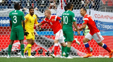 جازينسكي يحتفل بهدف الافتتاحية في مباراة روسيا والسعودية بكأس العالم