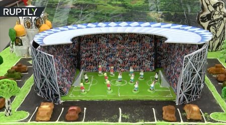 كعكة ضخمة على شكل ملعب مباراة السعودية ومصر بالمونديال