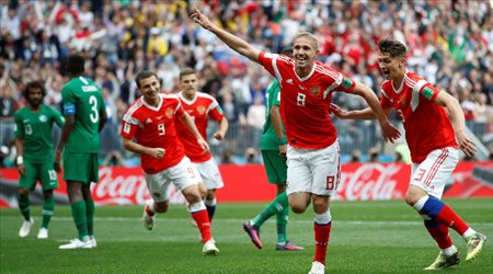 جازينسكي يحتفل بهدف الافتتاحية في مباراة روسيا والسعودية بكأس العالم
