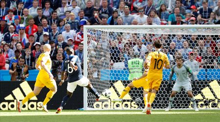 بول بوجبا يسدد كرة الهدف الثاني لفرنسا في مباراة فرنسا وأستراليا