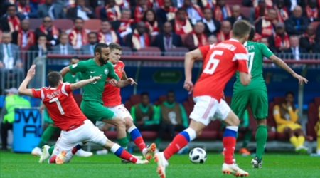 محمد السهلاوي وسط دفاعات روسيا في مباراة روسيا والسعودية بكأس العالم