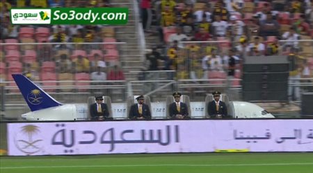 تقنية جديدة تظهر في نهائي كأس الملك ..طائرة تحمل 4 ركاب تطير مع الهجمات ذهاباً وإياباً