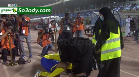 فهد الهريفي يُحضر والدته في حفل اعتزاله ويُقبّل قدميها