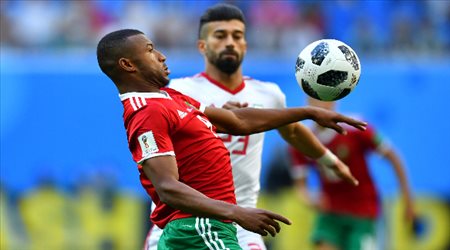 صراع الكرة بين لاعب المغرب وإيران