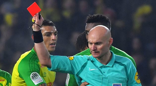 مفاجأة.. حكم موقوف بسبب سوء السلوك يفوز بجائزة الأفضل في فرنسا