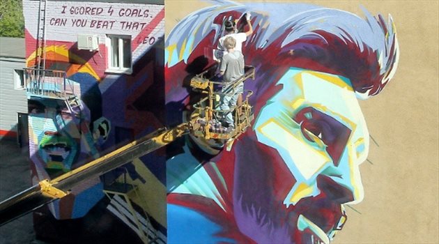 لوحة عملاقة لميسي في مدينة كازان لتجنب الشغب بسبب رونالدو