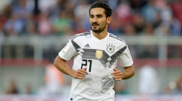 جوندوجان يلجأ لطبيب نفسي بسبب الهجوم العنصري