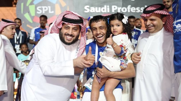 الوليد بن طلال يهنئ جماهير الهلال ويكافئ اللاعبين بعد التتويج بالدوري