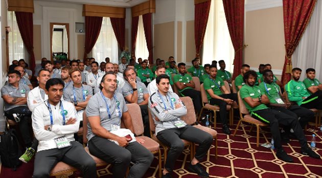 وفد اللجنة المنظمة لكأس العالم يجتمع ببعثة المنتخب الوطني