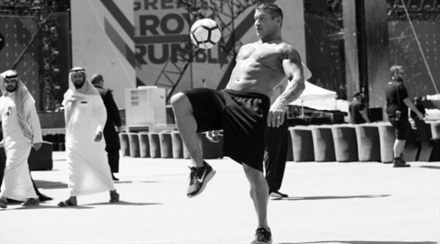 بالصور| نجوم المصارعة يمارسون كرة القدم في السعودية