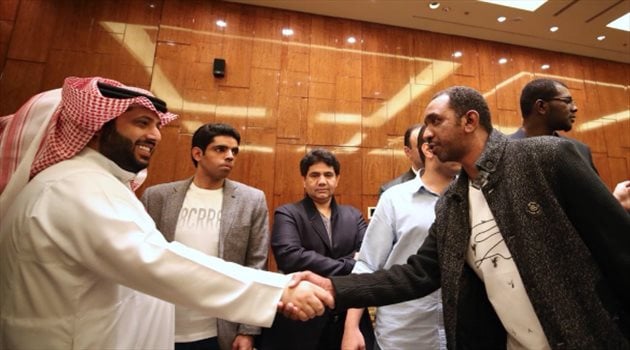 عيش المونديال| صورة.. تركي آل الشيخ يلتقي اللاعبين السعوديين القدامى في موسكو