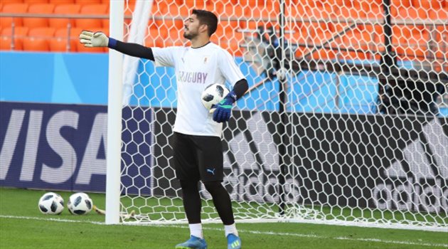 عيش المونديال| سواريز يستعد لمباراة مصر بالتدريب على حراسة المرمى